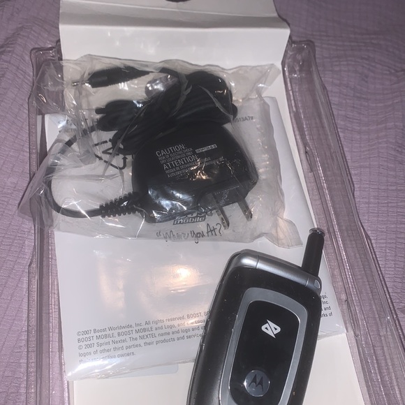 Boost Mobile, Motorola, C290 flip phone - Picture 3 of 6